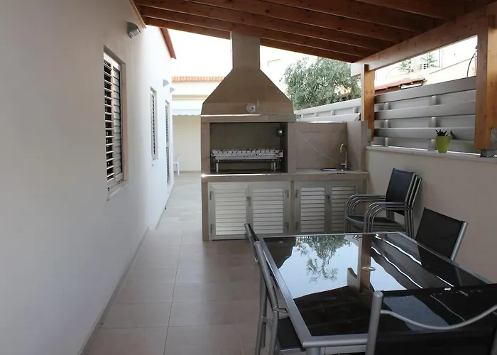 Vakantiehuis Modern Spotless House With Full Privacy And Wifi In Nicosia